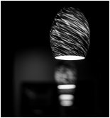 lampa wisząca w kolorystyce czarno-białej