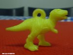 żółty dinozaur